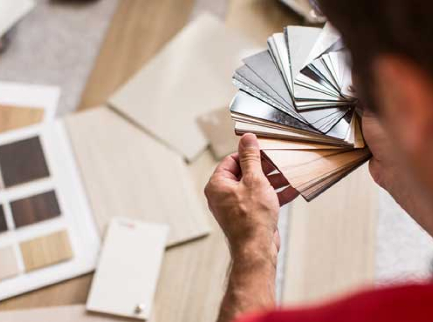 Foto Shutterstock pessoa escolhendo